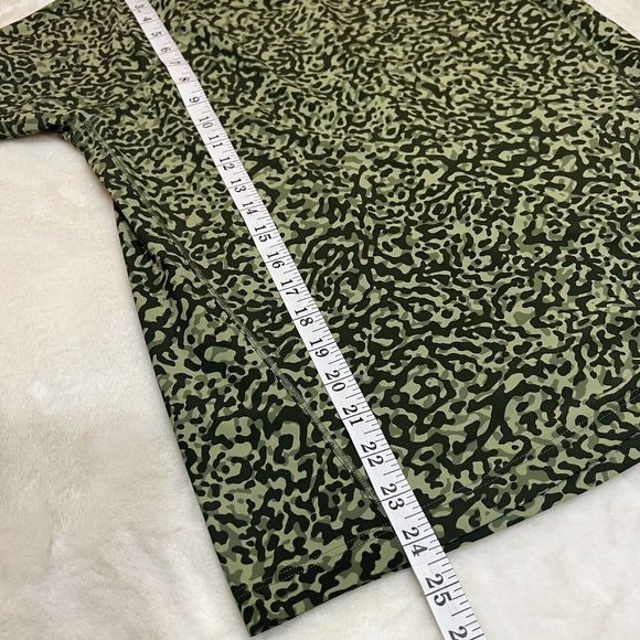 Athleta Ultimate Train Tee Olive Green Camo Sz XS - Picture 11 of 11
